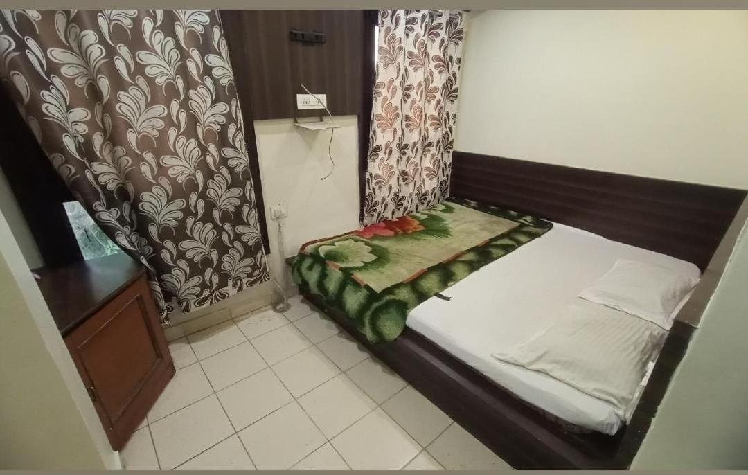 Hotel Paradise Stays Pachmarhi Exterior photo