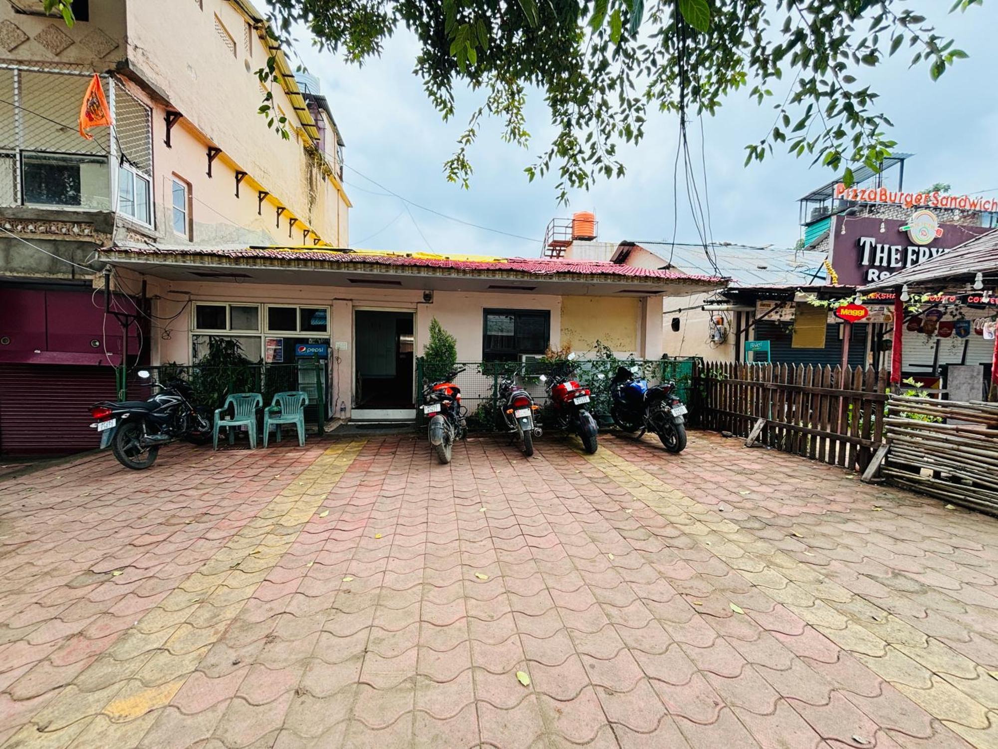Hotel Paradise Stays Pachmarhi Exterior photo